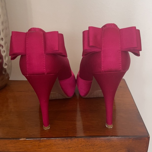 Hot pink satin heels - Picture 1 of 2